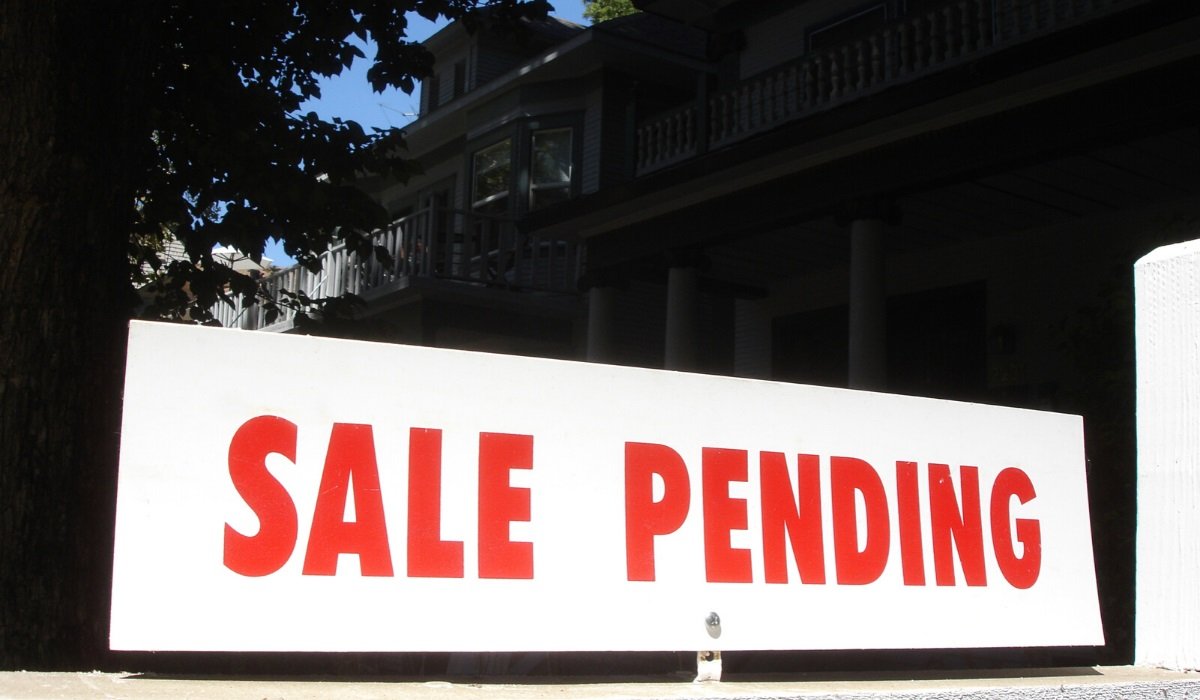 can you make an offer on a pending house