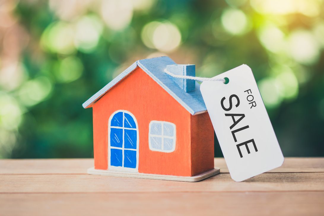 it is better to sell the house before divorce because this is the best way to keep homebuyers from knowing your motivation for selling your home.